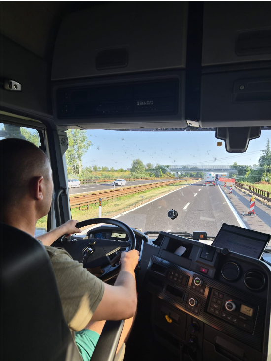 Autista ADAM IACOB LOGISTIC alla guida del trattore